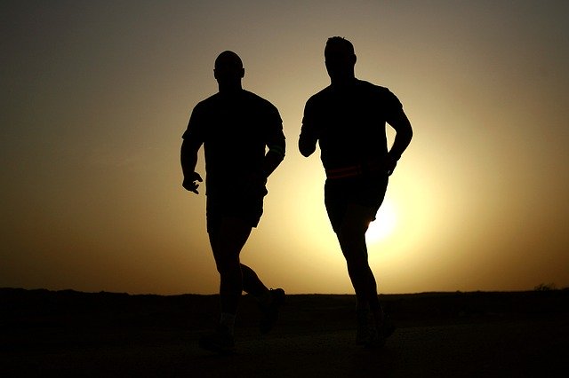 Zwei Joggingsportler im Sonnenuntergang